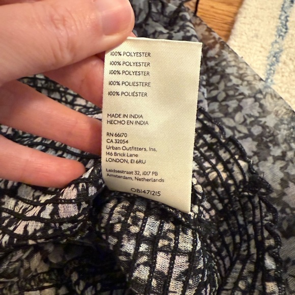 Free People Beatrice Mesh Blouse Top Floral Printed Ruffle
Smocked Sz L - Picture 10 of 13